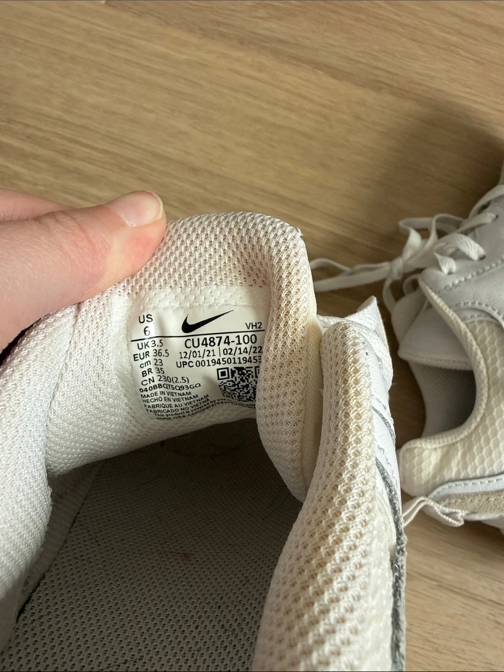 Nike RYZ in tan/white colorway